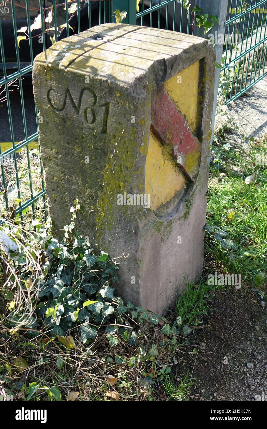 Borderstone #1 del confine svizzero-tedesco vicino alla riva del Reno, Kleinhüningen, Basilea, Svizzera e Weil am Rhein, Baden Württemberg, Germania Foto Stock