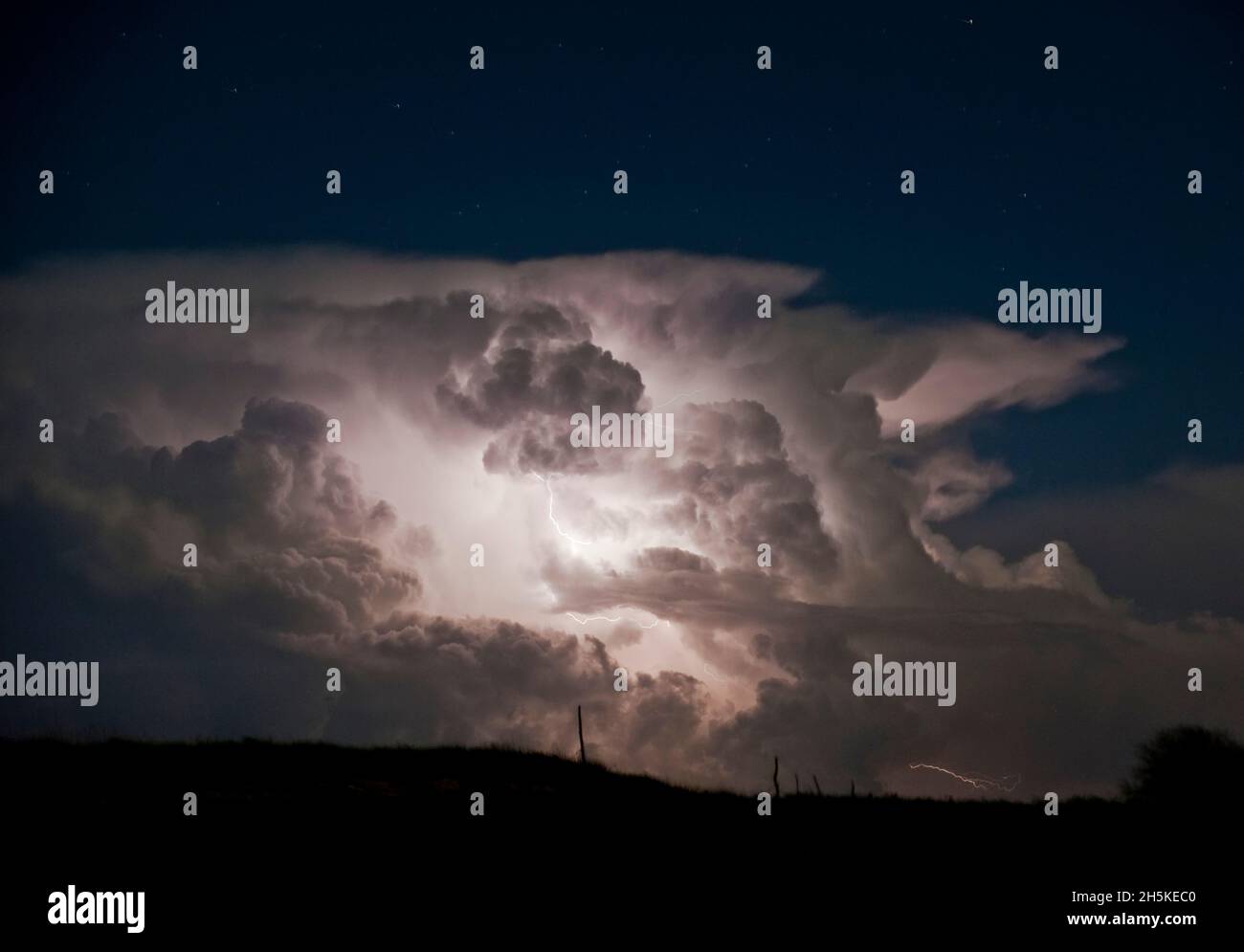 Fulmini, cumulo-nimbus nuvole e tuoni. Foto Stock