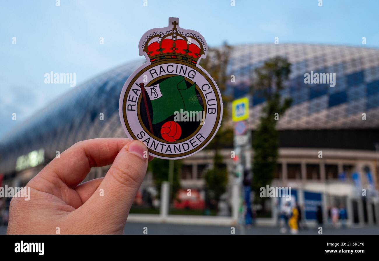 12 settembre 2021, Santander, Spagna. L'emblema del club di calcio Racing de Santander sullo sfondo di uno stadio moderno. Foto Stock