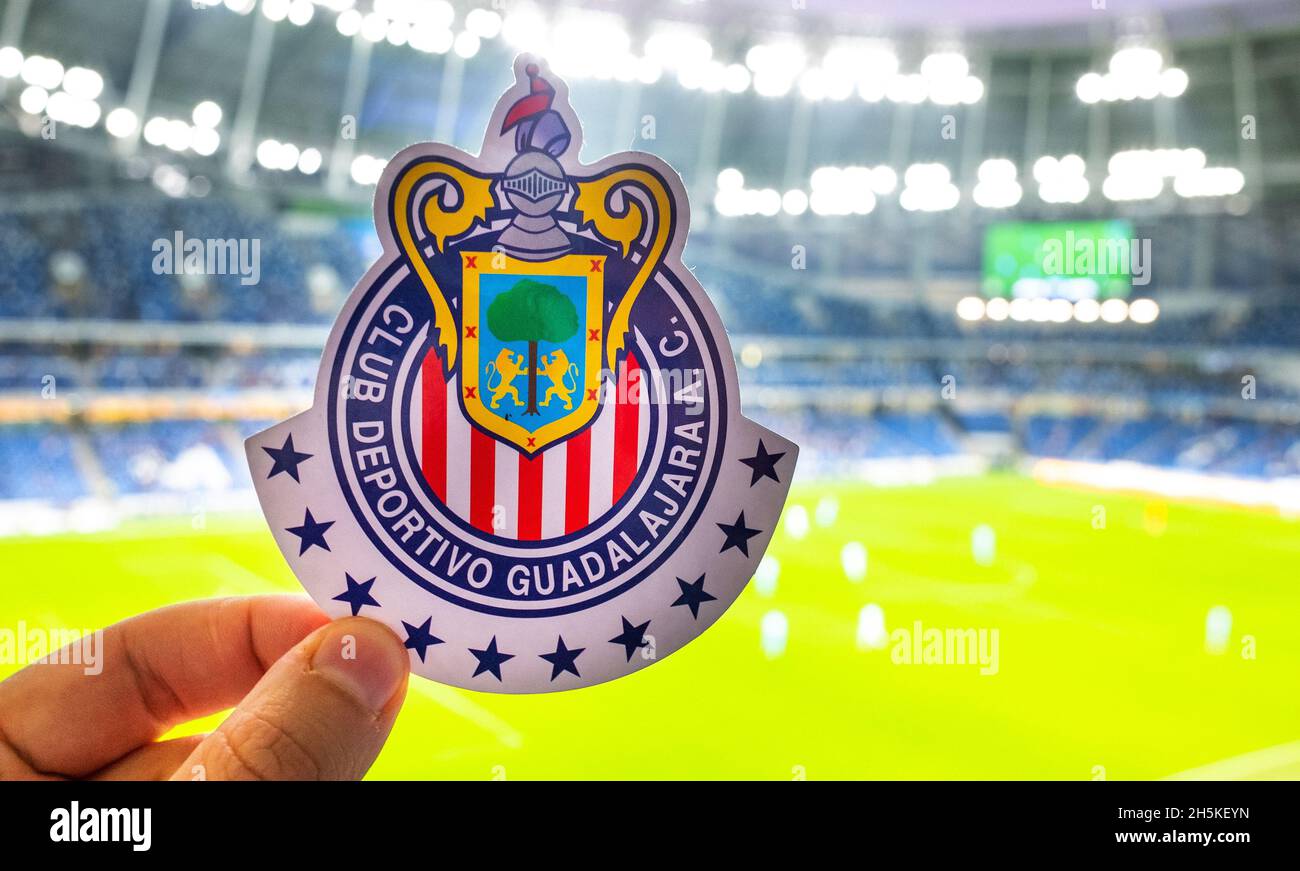 12 settembre 2021, Guadalajara, Messico. L'emblema della squadra di calcio C.D. Guadalajara sullo sfondo di uno stadio moderno. Foto Stock
