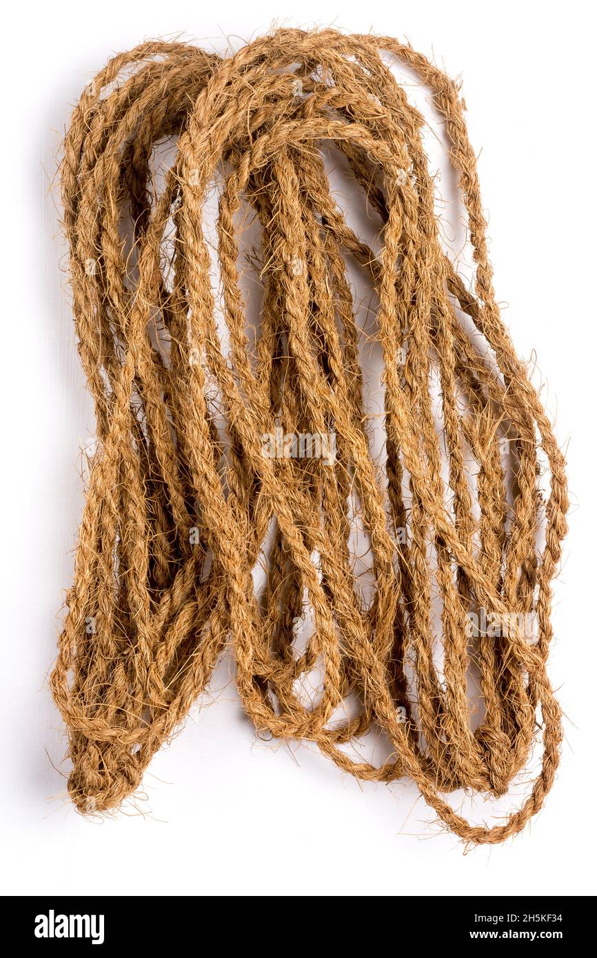 corda in fibra di cocco, corde impermeabili eco-compatibili fatte a mano, isolate su sfondo bianco Foto Stock