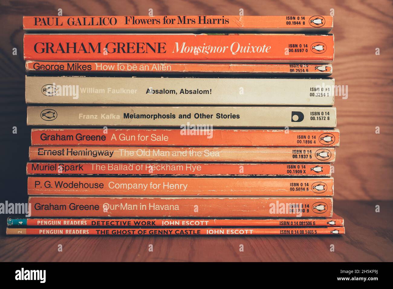 MADRID, SPAGNA - Nov 09, 2021: Collezione di vecchi libri pinguini su scaffale in legno. Libri vintage di pinguini in una libreria. Foto Stock