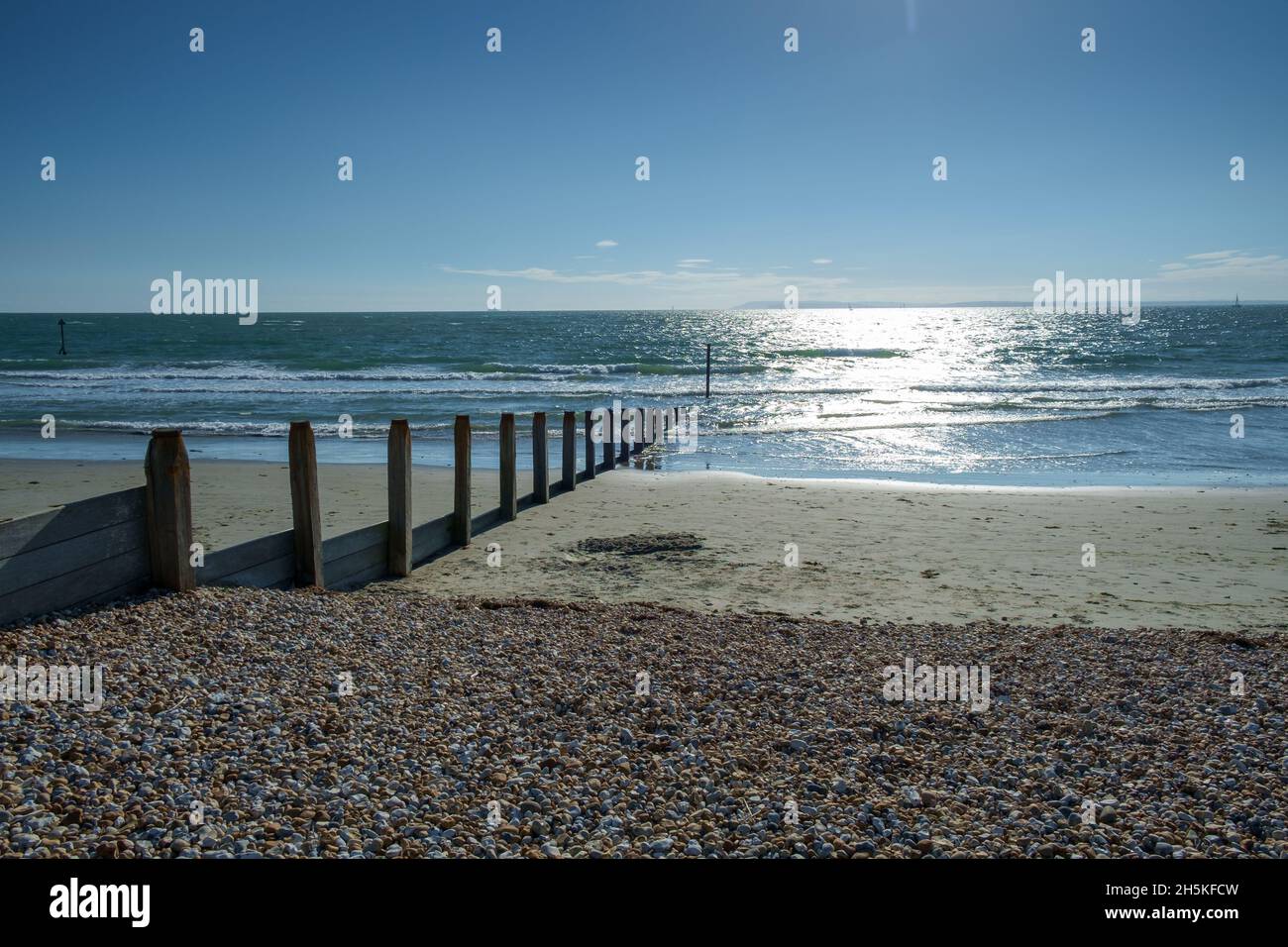Sun, Sea and |Sky, a East Head, West Wittering, Chichester Harbour, REGNO UNITO. Le grotte difensive si estendono nel mare. Foto Stock