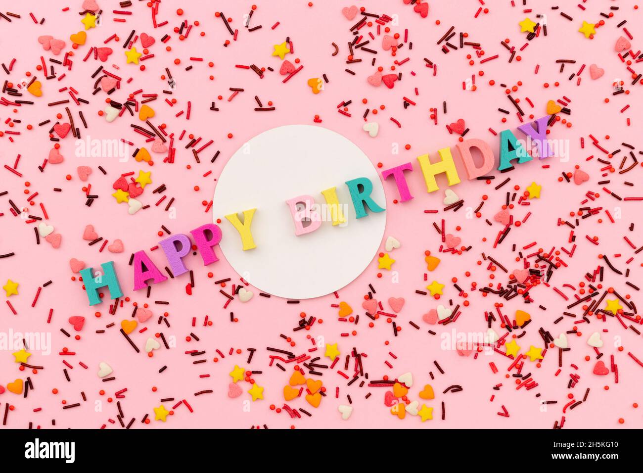 Buon compleanno iscrizione da lettere di legno con dolce spolverata Foto Stock