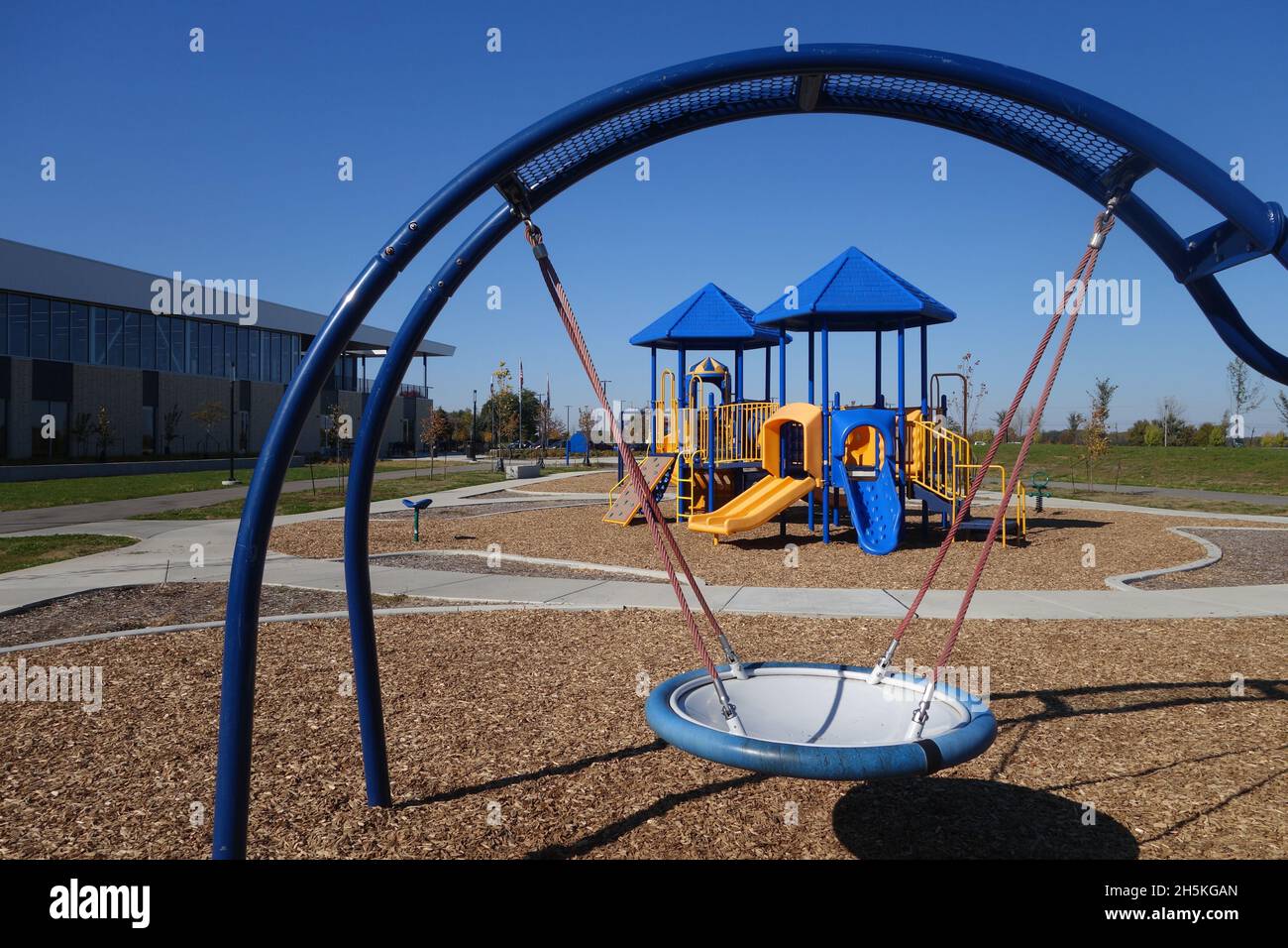 WEST LAFAYETTE, STATI UNITI - 06 novembre 2021: Parco giochi e Swing accanto al West Lafayette Wellness Center Foto Stock