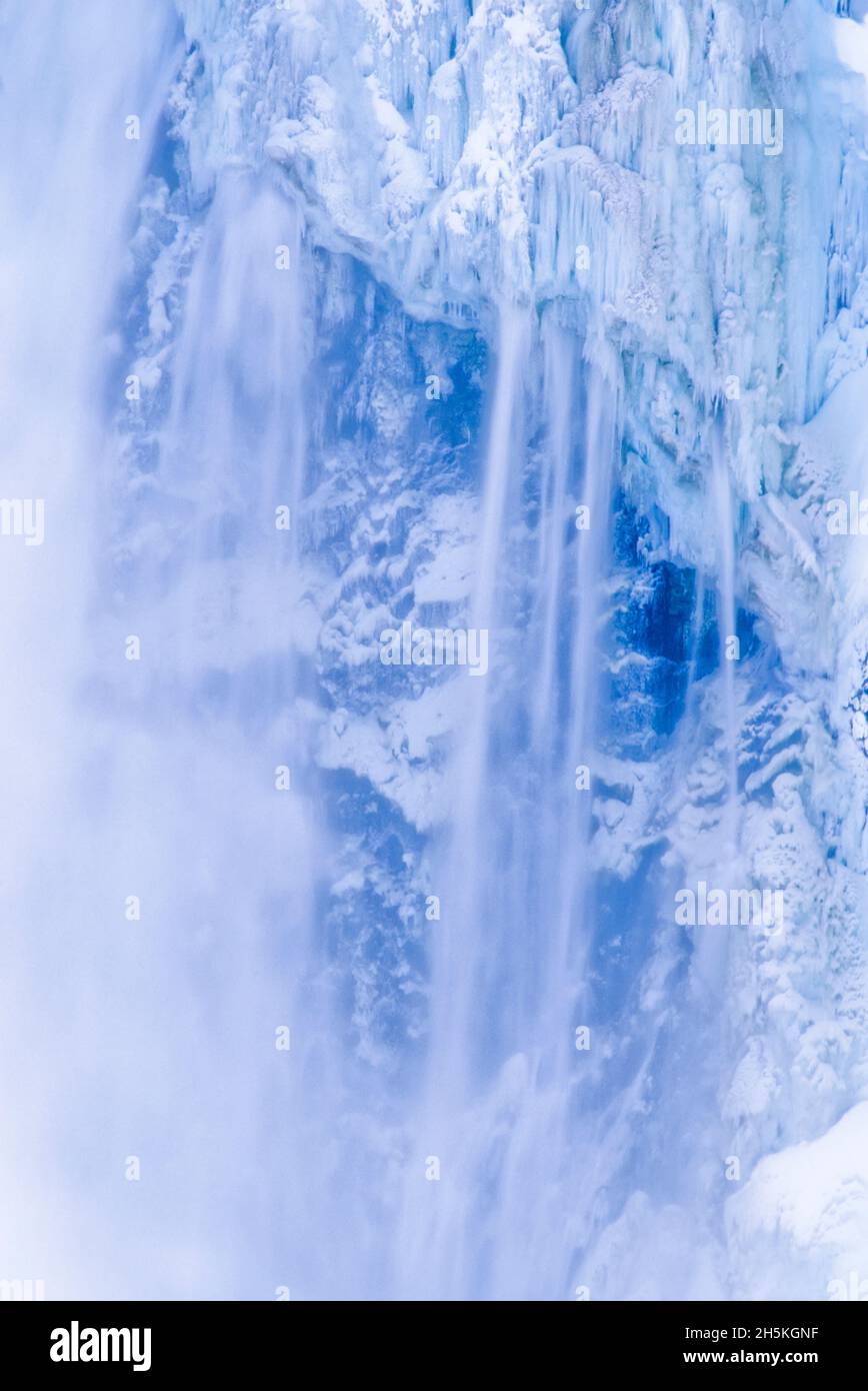 Acqua ghiacciata delle Lower Falls al Grand Canyon della Yellowstone con formazioni di ghiaccio ghiacciate sulle scogliere nel parco nazionale di Yellowstone in inverno Foto Stock