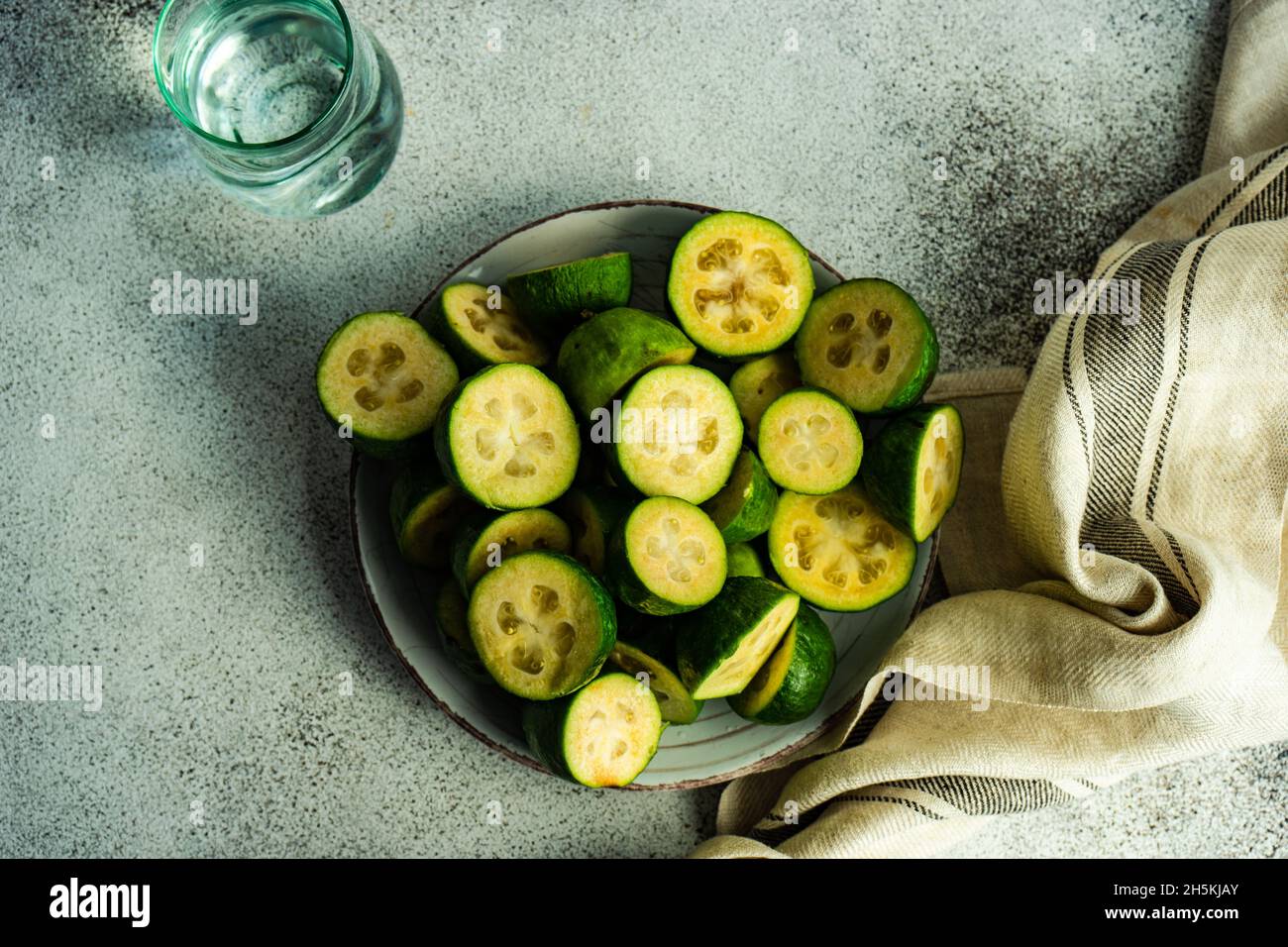 Frutta biologica e matura feijoa come concetto di cibo sano Foto Stock
