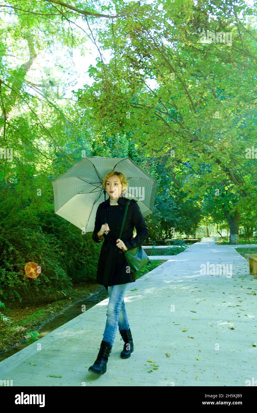 Bella ragazza asiatica con ombrello Foto Stock