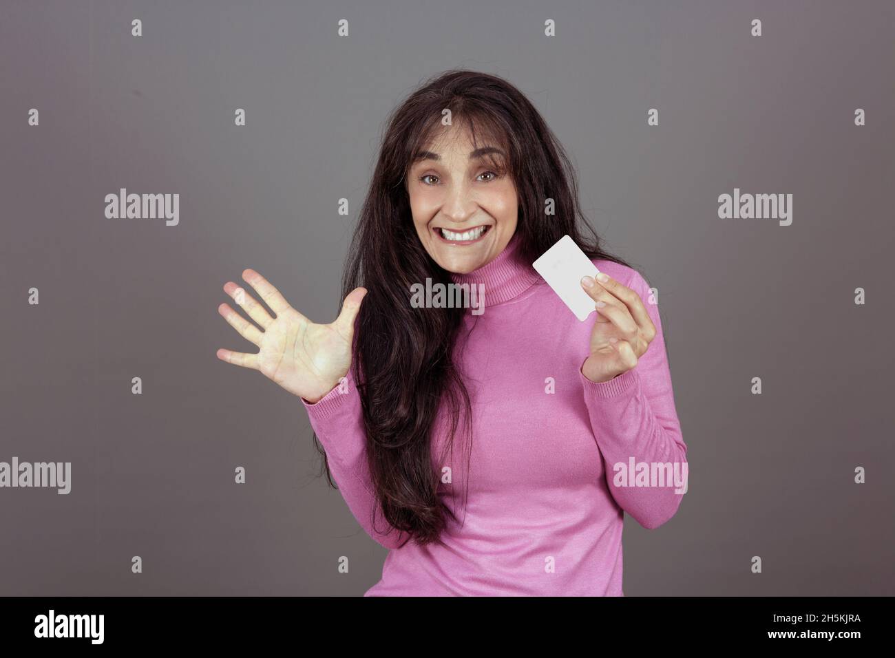 bella donna sorridente e felice con carta in mano Foto Stock