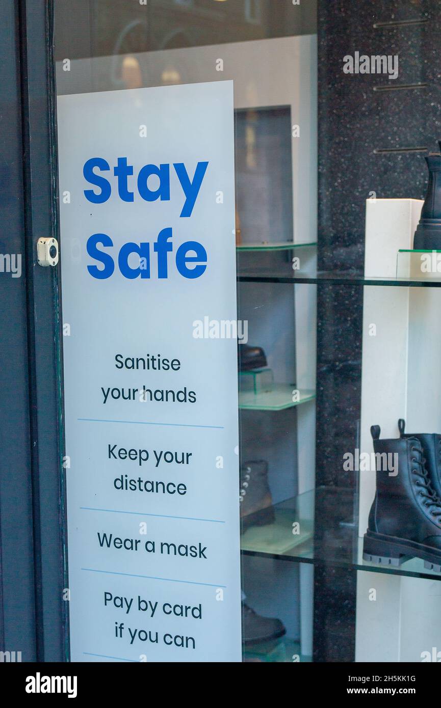 Windsor, Berkshire, Regno Unito. 9 novembre 2021. Un cartello "Stay Safe" Covid-19 in una vetrina per il negozio di scarpe. Tra il 3 novembre e il 9 novembre 2021 si è registrato un calo del -18.3% del numero di casi positivi di Covid-19 nel Royal Borough di Windsor e Maidenhead. Credit: Maureen McLean/Alamy Foto Stock