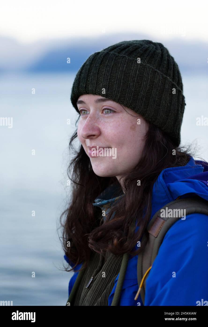 Primo piano ritratto di una giovane donna che si gode la natura a Whytecliff Park, Horseshoe Bay; British Columbia, Canada Foto Stock