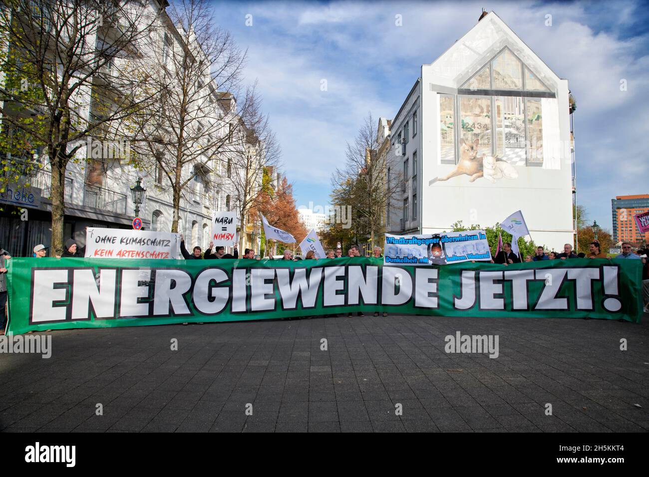 Der Landesverband Erneuerbare Energien NRW demonstriert gegen die, aus ihren Augen, Klagewelle gegen Windkraftalagen des NABU-NRW. Foto Stock