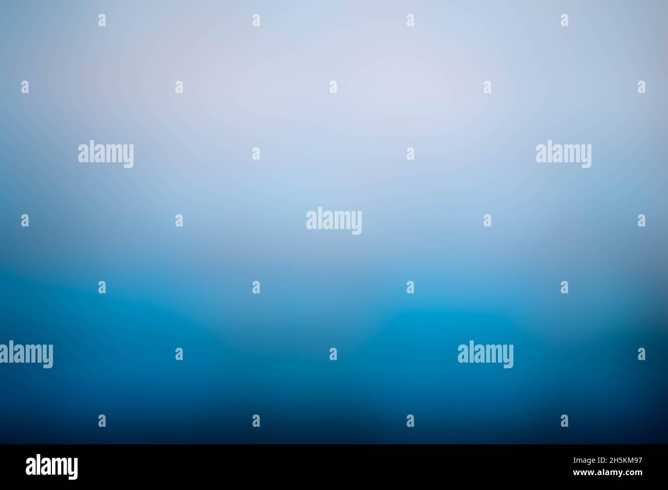Fondo blu scuro sbiadendo a bianco nella parte superiore, soffusa blu bagliore Foto Stock