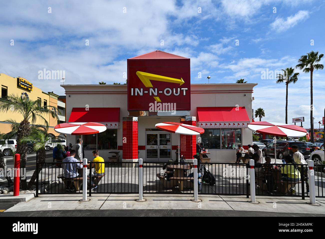 La gente mangia fuori da un ristorante in-N-out Burger a Los Angeles, California Foto Stock