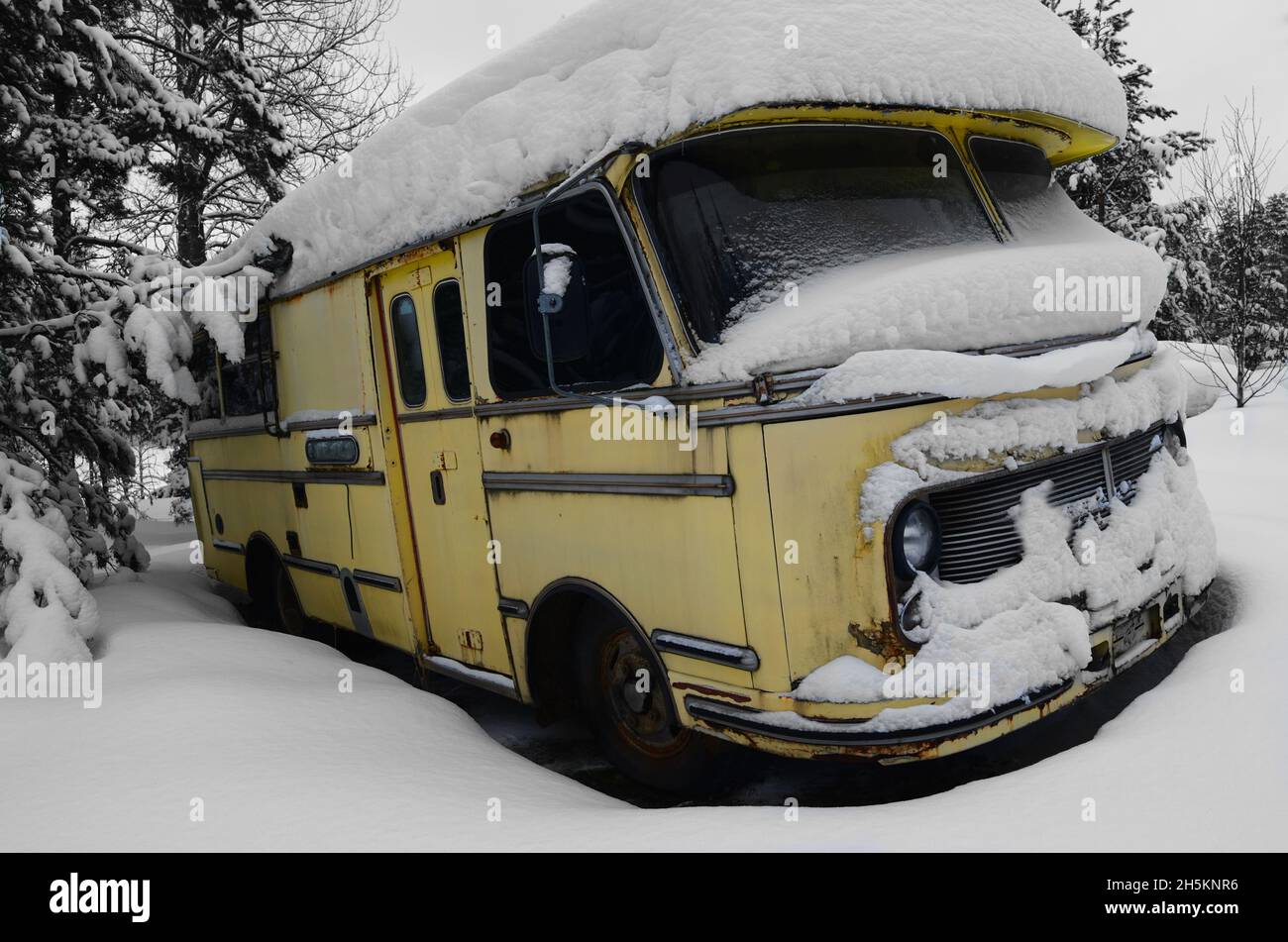 Vecchio autobus vinaggio coperto di neve in Finlandia Foto Stock
