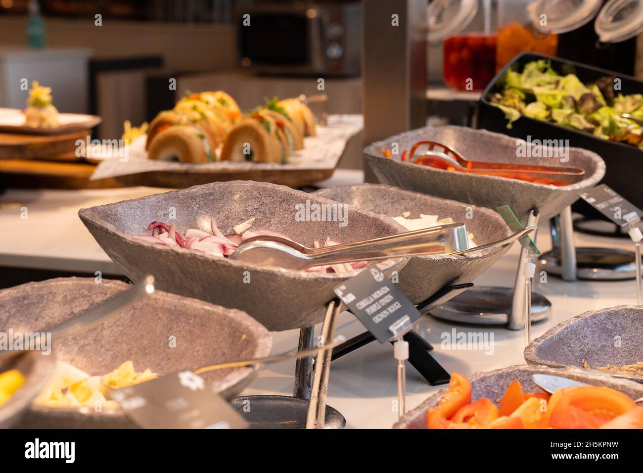 Tavolo buffet dell'hotel servito con verdure, frutta, antipasti e antipasti Foto Stock