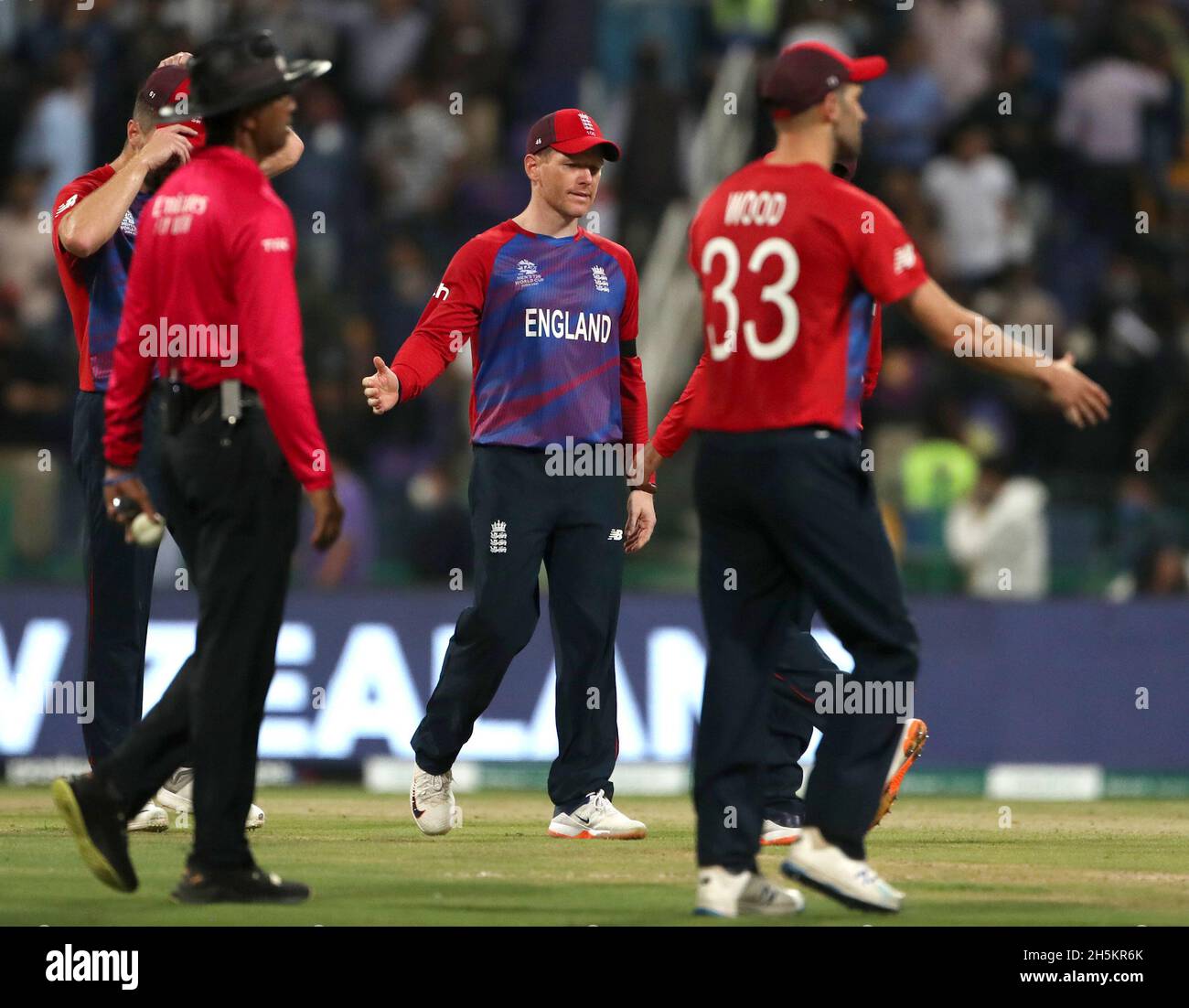 Il capitano d'Inghilterra Eoin Morgan dopo la semifinale della Coppa del mondo T20 di ICC Men's che si è tenuta allo Zayed Cricket Stadium di Abu Dhabi. Data foto: Mercoledì 10 novembre 2021. Foto Stock