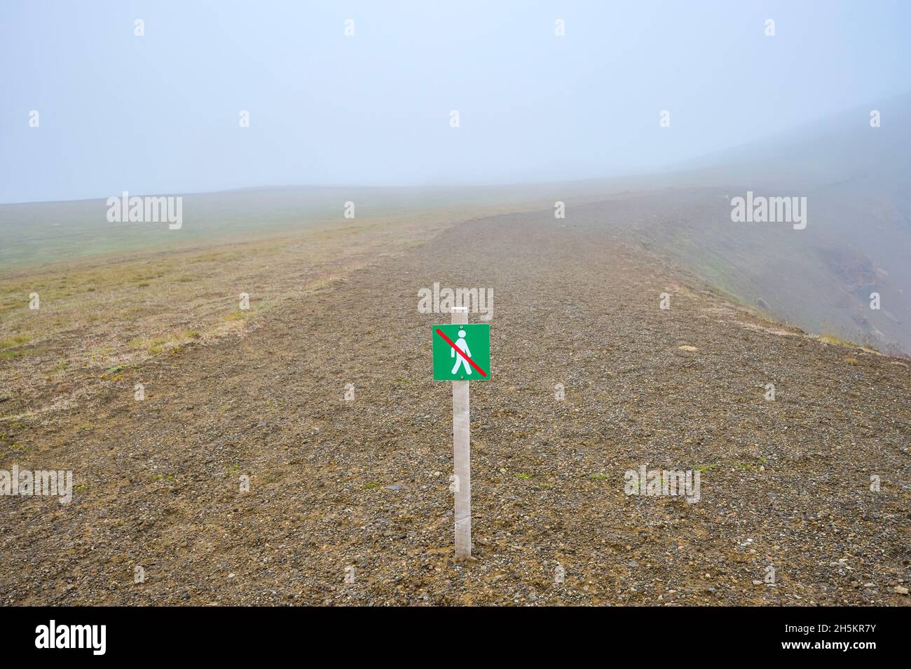 Cartello per proibire di camminare al vulcano Krafla nell'Islanda settentrionale; Krafla, regione settentrionale, Islanda Foto Stock
