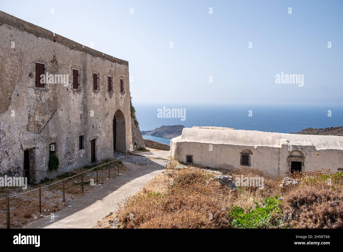 Isola di Kythira, Grecia. Castello veneziano o Palazzo Fortezza e rovine di antiche stonerie. Cielo blu e tranquilla vista sul mare dalla fortezza di Citera Foto Stock