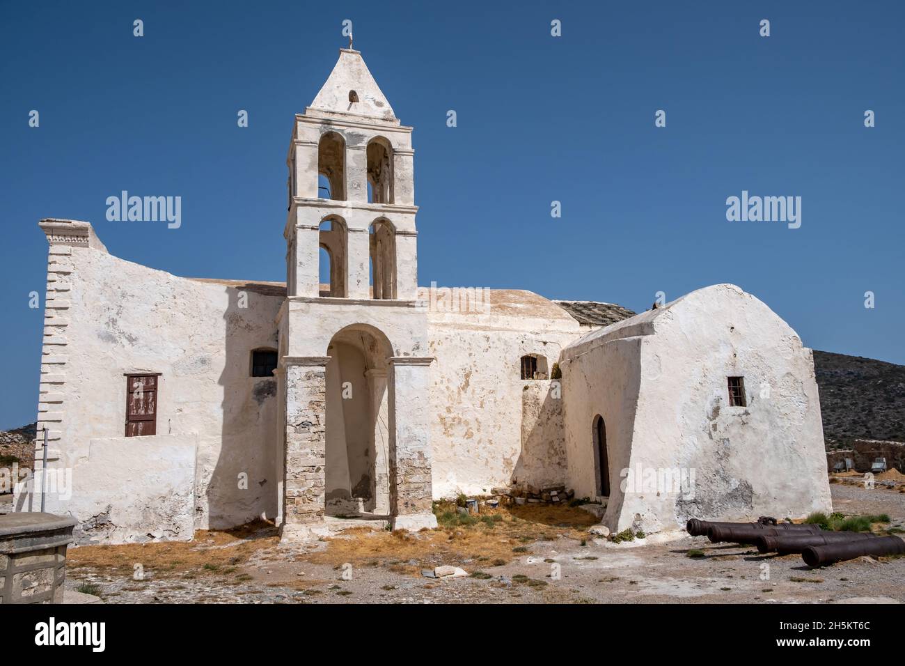 Isola di Kythira, Kithira, Grecia. Castello veneziano. Panagia Myrtidiotissa Chiesa greco-ortodossa medievale accanto a Panayia Orfani vecchia cappella danneggiata Foto Stock