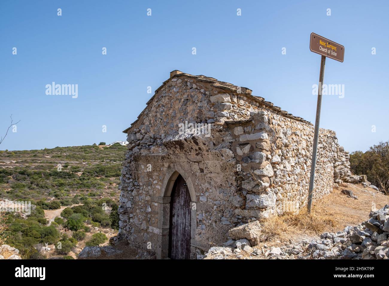 Tempio del Salvatore vecchia pietra medievale greco-ortodossa Cappella a Citera isola, Kithira, Kato Chora castello Grecia. Cielo blu estate sole giorno natura b Foto Stock