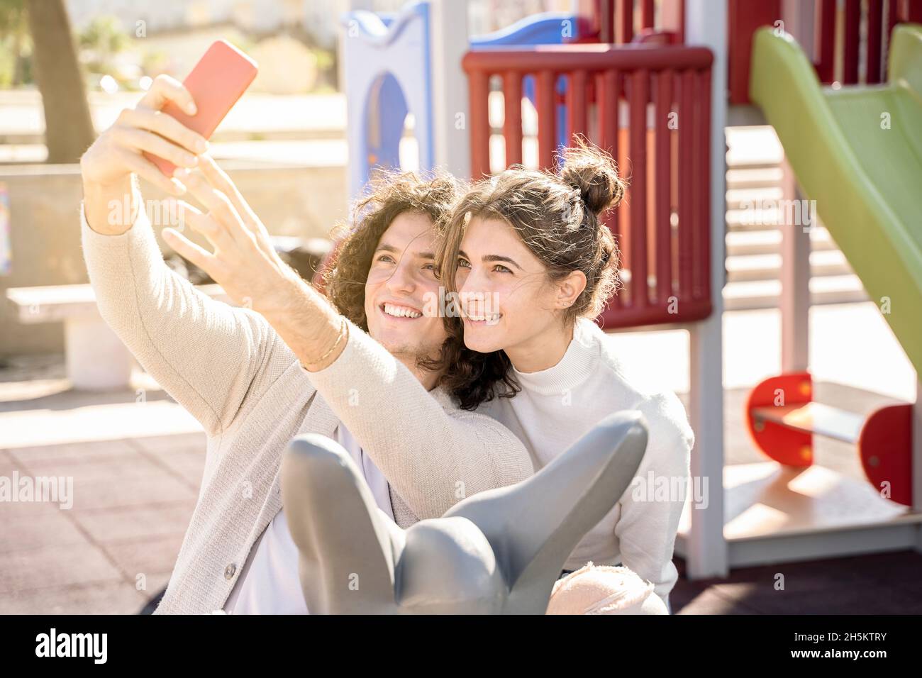 la giovane coppia si diverse a scattare una foto nel parco pubblico Foto Stock