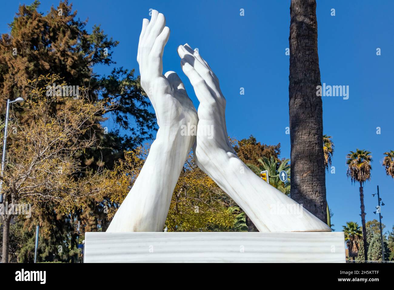 Il marmo bianco stringe le mani contro il cielo soleggiato Foto Stock
