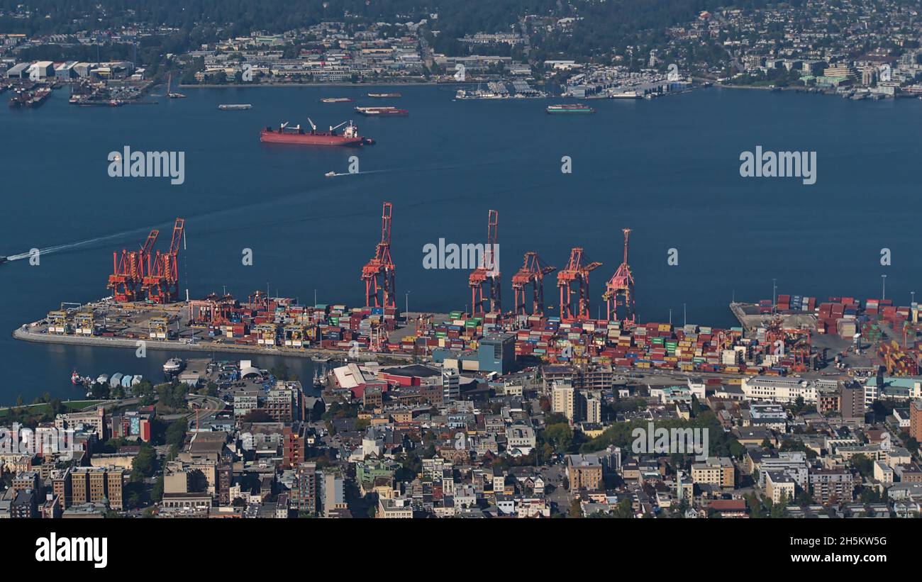 Vista aerea del porto container Terminal Centennial con gru nel porto di Vancouver, British Columbia, Canada sulla riva di Burrard Inlet. Foto Stock