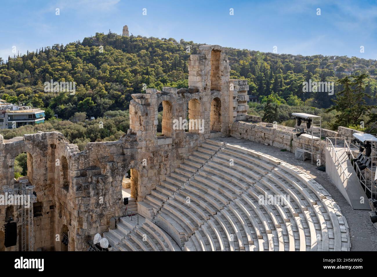 Vista interna all'Odeon di Erodes Attico (Erodion) Teatro greco antico visto dal sito archeologico dell'Acropoli di Atene, Grecia Foto Stock