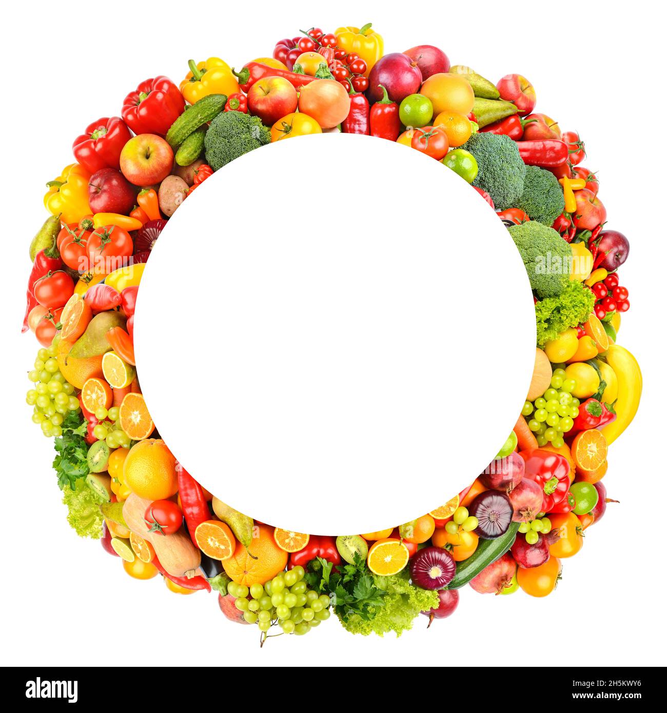 Cornice rotonda di frutta, verdura e bacche luminose e colorate isolate su sfondo bianco. Foto Stock