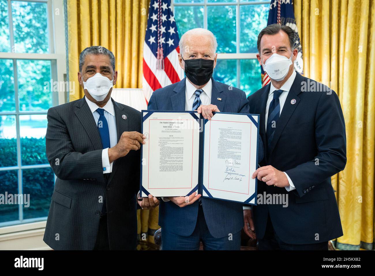 Washington, Distretto di Columbia, USA. 25 ago 2021. Il Presidente Joe Biden firma la Harlem Hell Fighters Congressional Gold Medal Act, mercoledì 25 agosto 2021, nell'ufficio ovale della Casa Bianca. È affiancato da N.Y. Reps. Adriano Espaillat (D), a sinistra, e Thomas Suozzi (D). (Foto di Adam Schultz) Credit: White House/ZUMA Press Wire Service/ZUMAPRESS.com/Alamy Live News Foto Stock