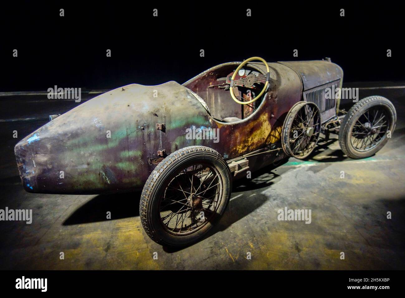 Arrugginito e polveroso 1927 Amilcar CGSS, vettura sportiva classica francese / oldtimer, fatta dalla società Amilcar, in cattivo stato pronto per essere restaurato in garage Foto Stock