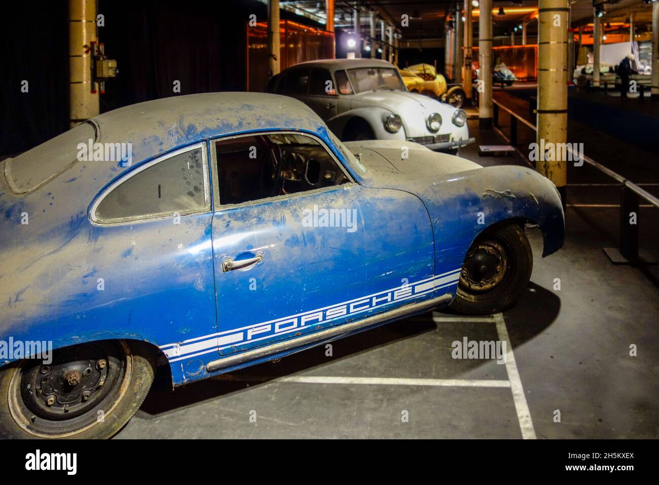 Arrugginito e polveroso 1952 Porsche 356 B, vettura sportiva classica tedesca / oldtimer, in cattivo stato pronto per essere ripristinato in garage Foto Stock
