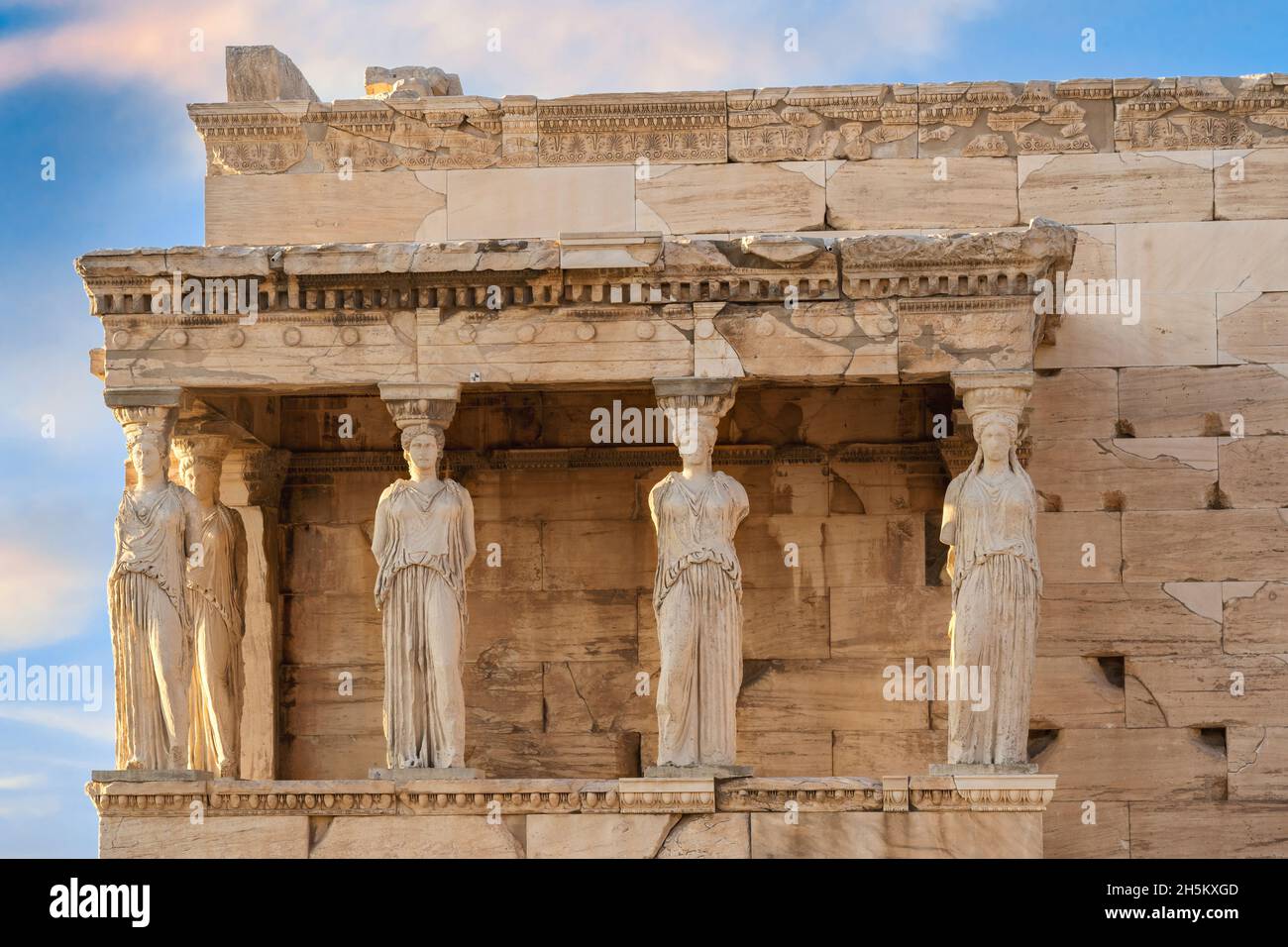 I Cariatidi del Tempio di Erechtheion (Erechtheum) presso il sito archeologico dell'Acropoli. Le cariatidi sono figure femminili scolpite. Vista ravvicinata Foto Stock