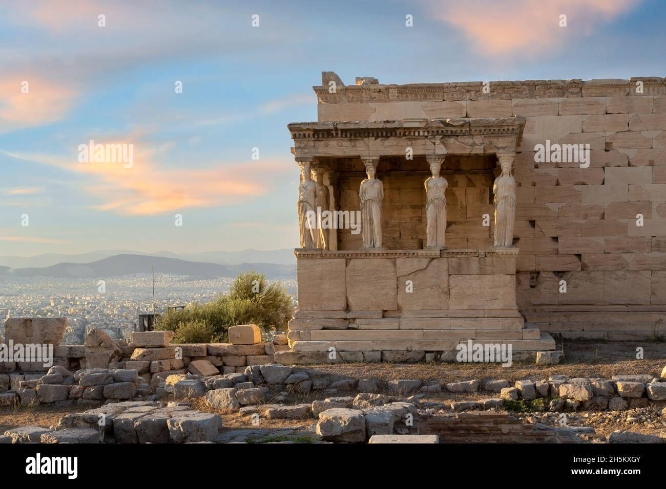 I Cariatidi del Tempio di Erechtheion (Erechtheum) presso il sito archeologico dell'Acropoli di Atene, in Grecia. Vista laterale del tempio nel tardo pomeriggio Foto Stock