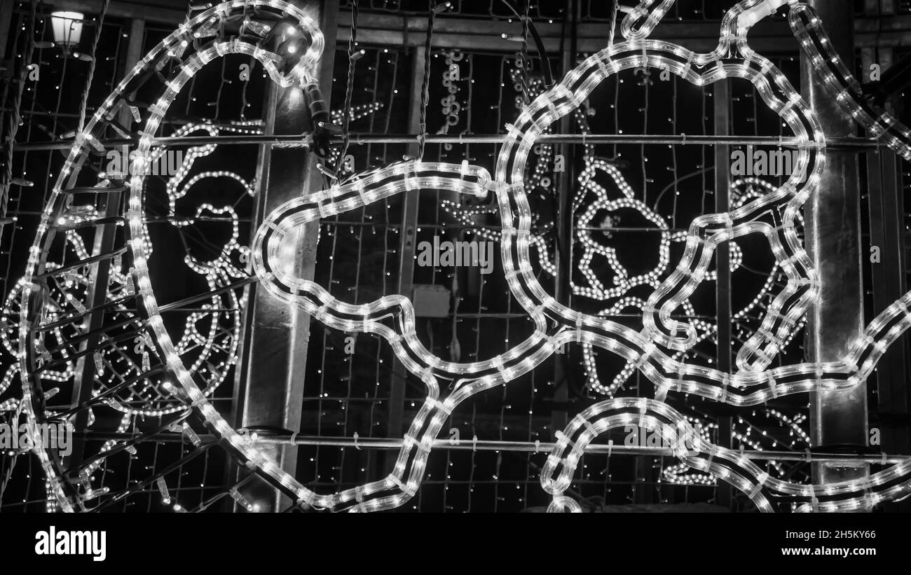 Primo piano di belle luci decorative natalizie in strada durante la notte Foto Stock