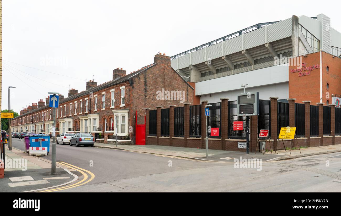 Skerries Road, all'ombra del Kenny Dalglish Stand dell'Anfield Stadium del Liverpool Football Club. Immagine scattata nel settembre 2021. Foto Stock