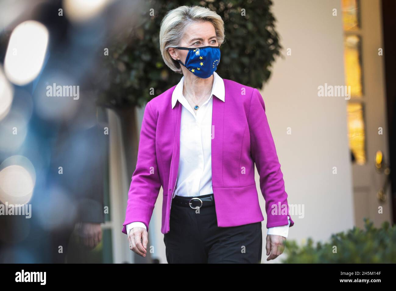 Presidente della Commissione europea, Ursula von der Leyen esce dall'ala ovest dopo un incontro con il presidente degli Stati Uniti Joe Biden alla Casa Bianca il 10 novembre 2021 a Washington, DC. Credit: Oliver Contreras/Pool via CNP /MediaPunch Foto Stock