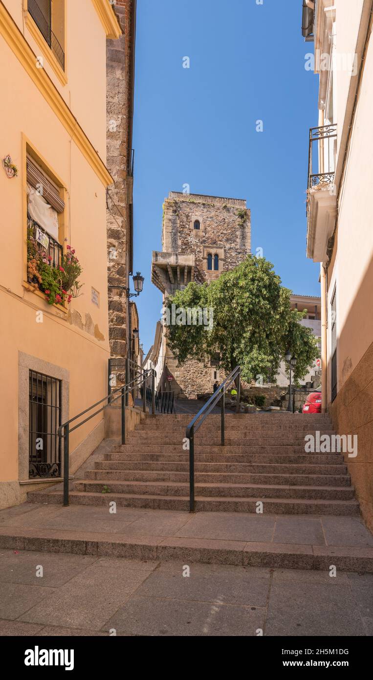 Caceres, Extremadura, Spagna - 3 GIUGNO 2021 - Espaderos torre, situato nella città monumentale di Caceres, Estremadura Foto Stock
