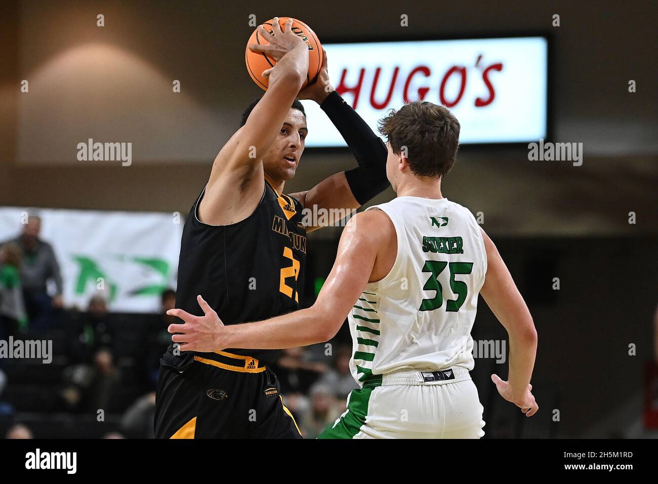 9 novembre 2021: La guardia Milwaukee Panthers Patrick Baldwin Jr. (23) sembra passare mentre è custodito dal North Dakota Fighting Hawks Forward Mitchell Sueker (35) durante una partita di pallacanestro maschile NCAA tra l'Università del Wisconsin-Milwaukee Panthers e l'Università del North Dakota Fighting Hawks al Betty Engelstad Sioux Center di Grand Forks, ND. Milwaukee ha vinto il 75-60.Russell Hons/CSM Foto Stock