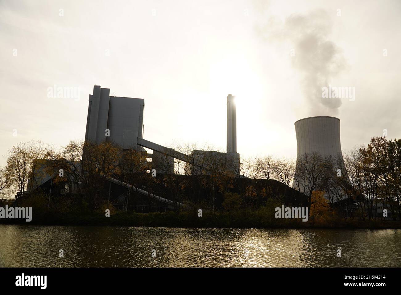 Centrale a carbone di Hannover, bassa Sassonia, Germania. Vecchia tecnologia che è uno dei fattori che causano il riscaldamento globale. Foto Stock