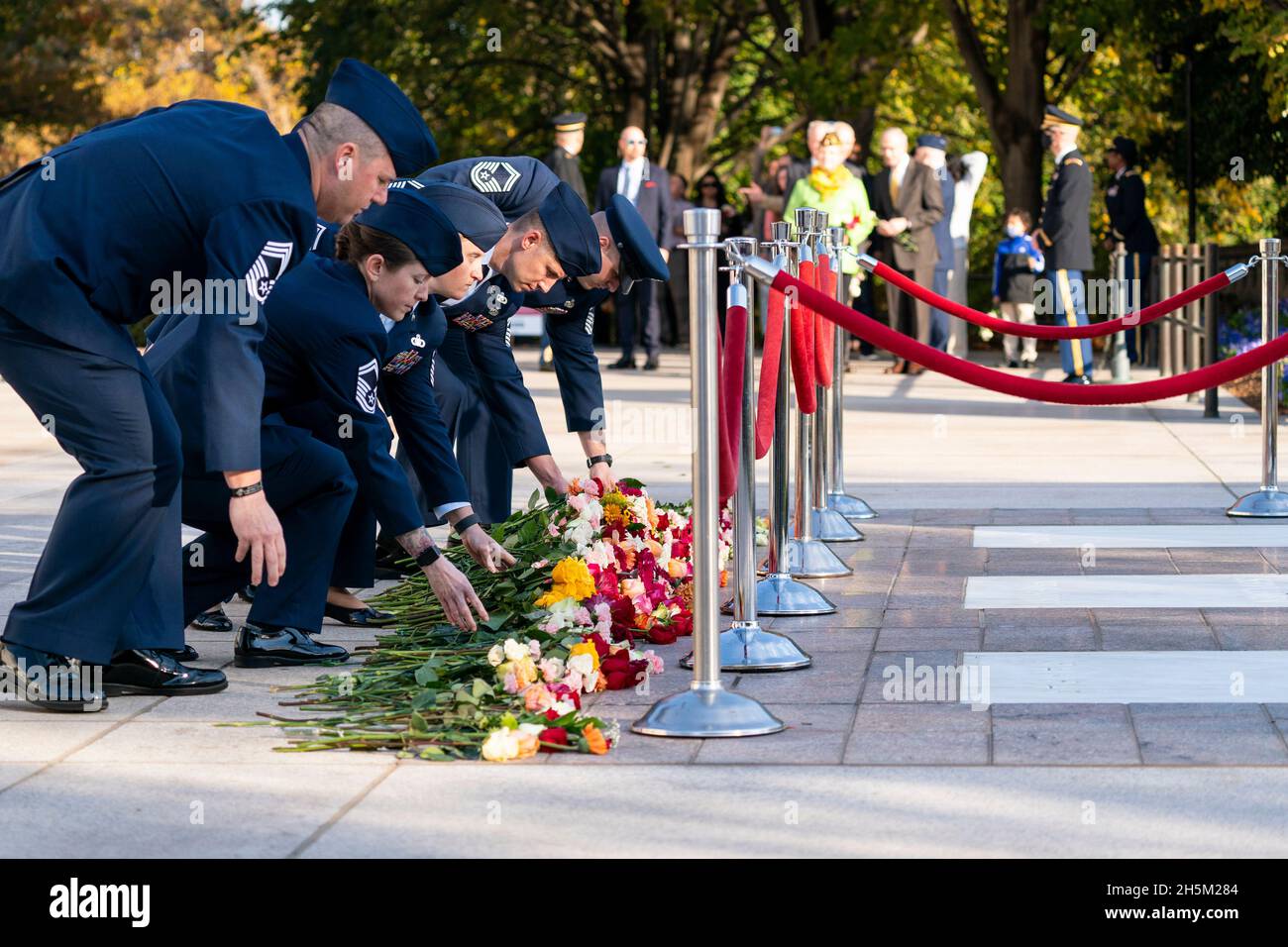 Arlington, Virginia. 10 novembre 2021. Gli airmen dell'aeronautica degli Stati Uniti collocano i fiori durante un evento di commemorazione centennale alla tomba del Milite Ignoto, nel cimitero nazionale di Arlington, mercoledì 10 novembre 2021, ad Arlington, Virginia. Credit: Alex Brandon/Pool via CNP/dpa/Alamy Live News Foto Stock