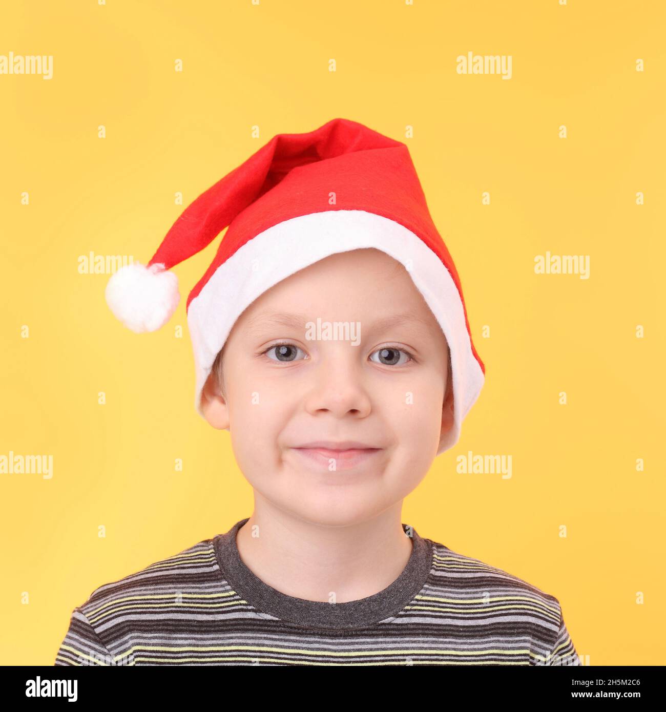 Ragazzino carino con cappuccio Babbo Natale Foto Stock