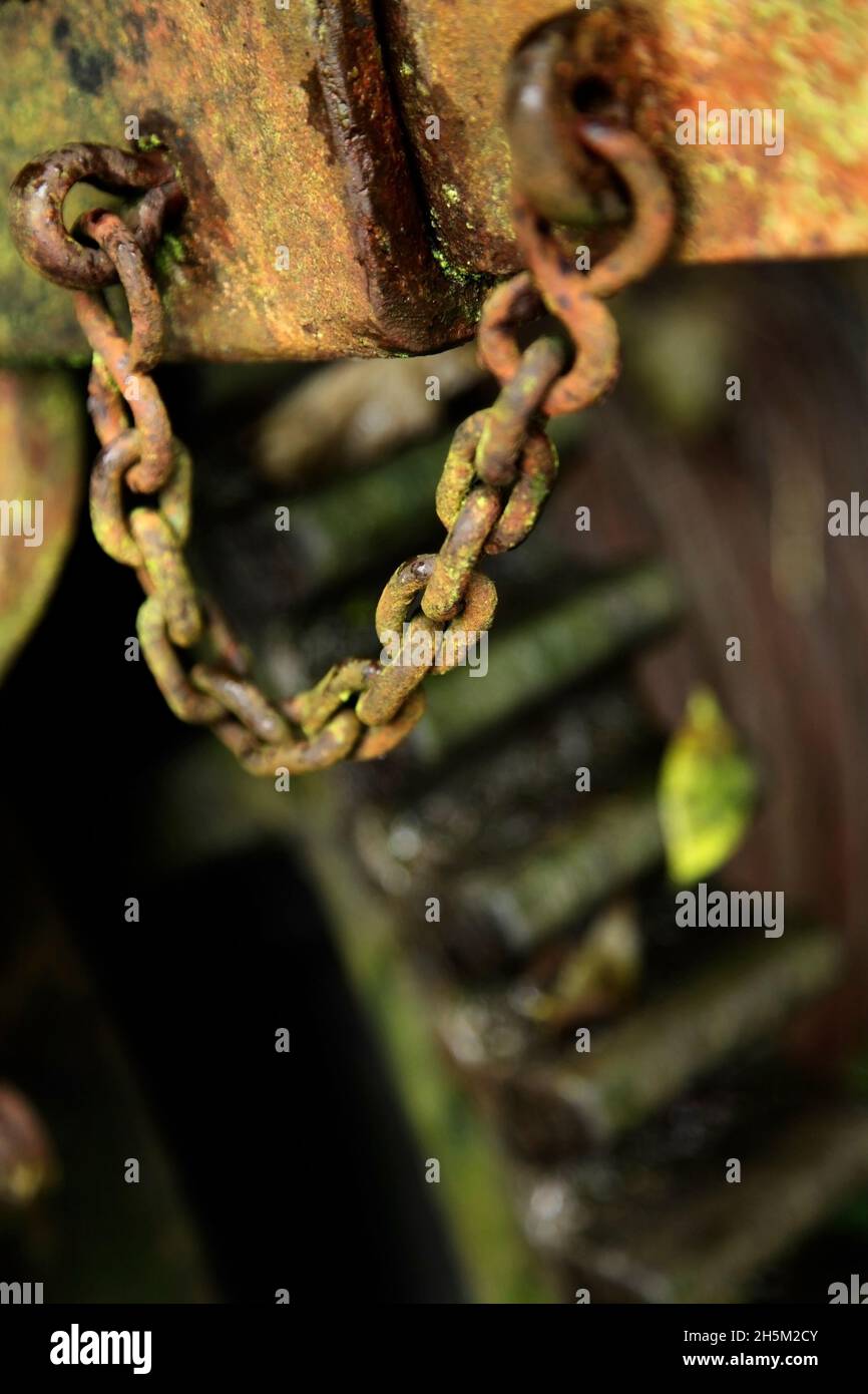 Lunghezza della catena arrugginita sul vecchio verricello. Foto Stock