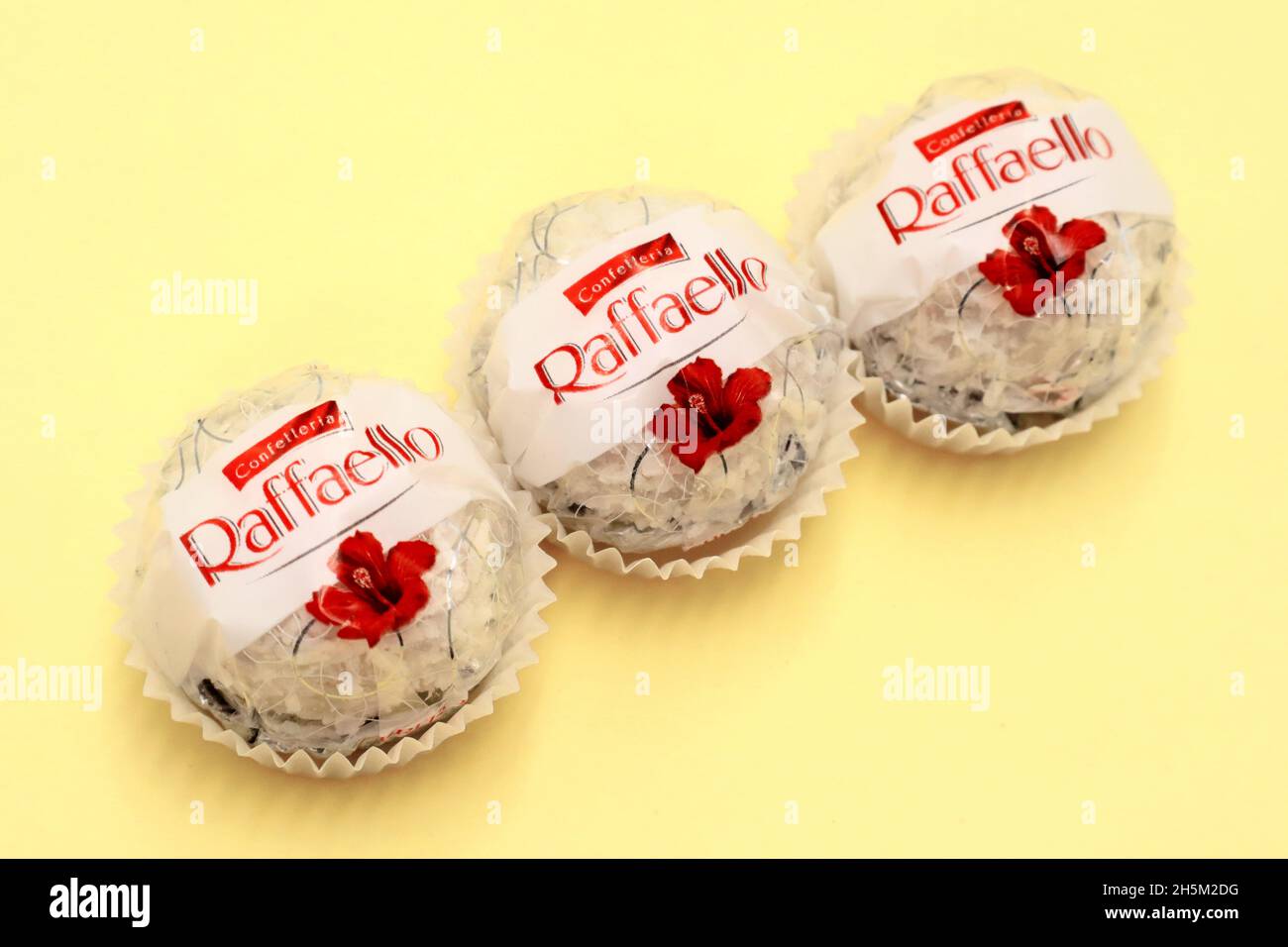 RAFFAELLO FERRERO dolci al cioccolato bianco premium al cocco Foto Stock
