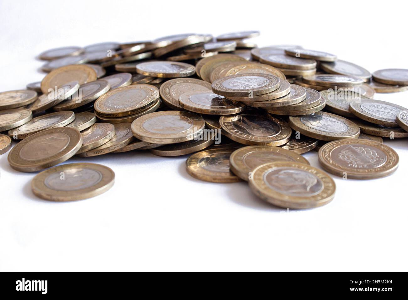 Monete lira turche, pila di monete lira turche isolate su sfondo bianco. Foto Stock