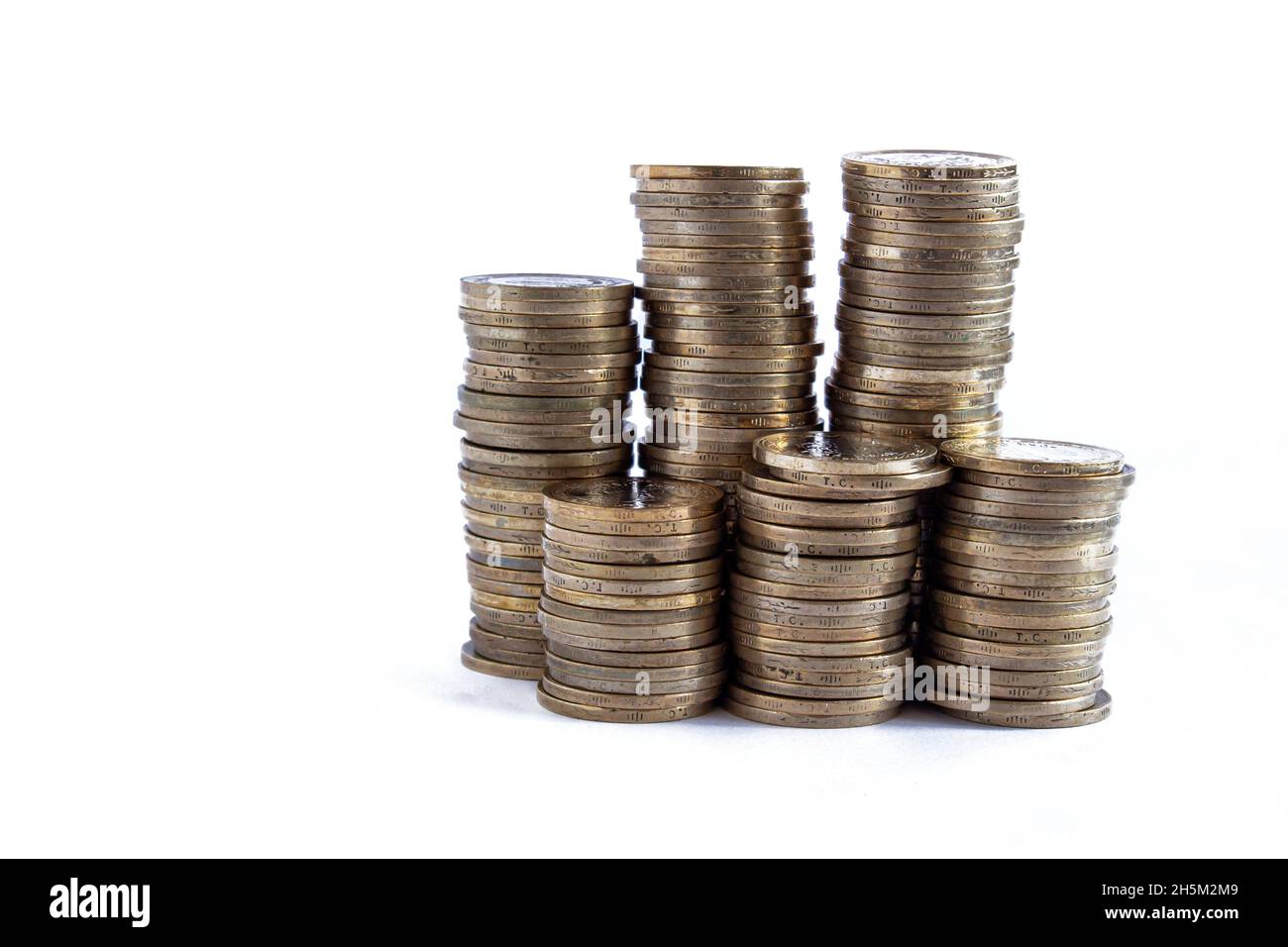 Monete lira turche, pila di monete lira turche isolate su sfondo bianco. Foto Stock