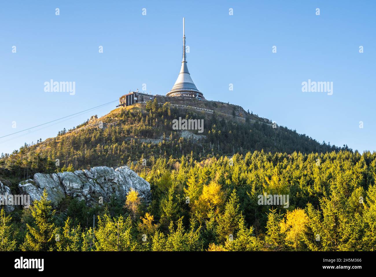 Virive Rocks e Jested Mountain in autunno Foto Stock