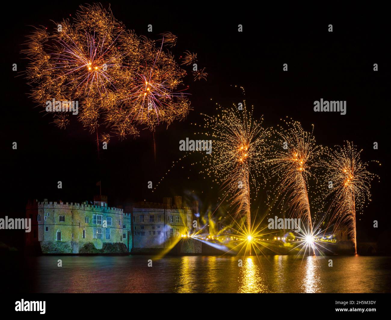 Fuochi d'artificio del castello di Leeds 2021. Foto Stock