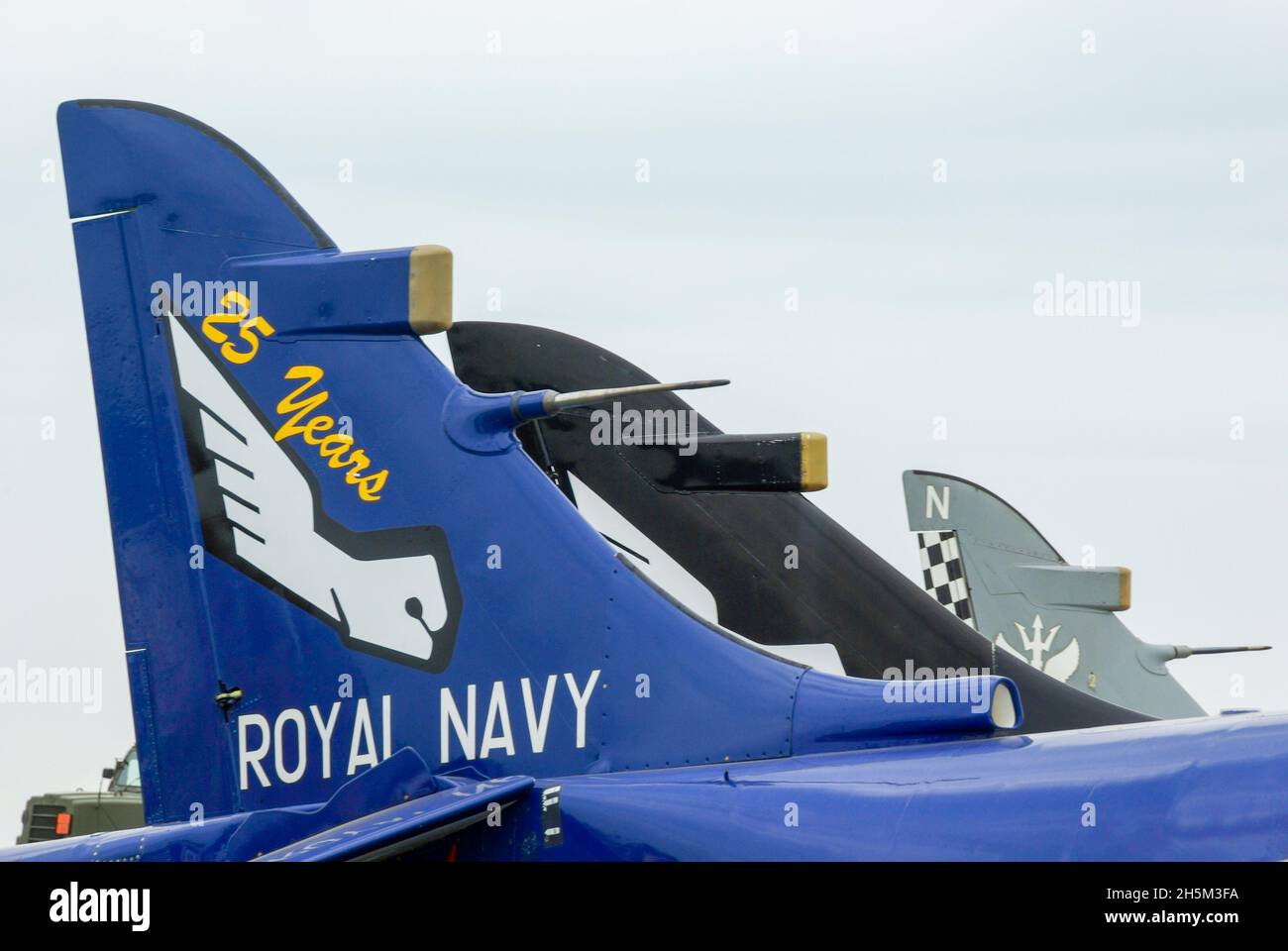 Tails of British Aerospace Sea Harrier FA2 ZH809, in precedenza con Royal Navy 899 Naval Air Squadron. Logo del pugno inviato per posta. Con Everett Aero a Bentwaters Foto Stock